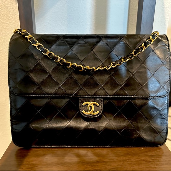⭐️RARE CONDITION⭐️ Chanel Medium Classic Flap in Black Quilted Lambskin 24k GHW - Picture 4 of 15